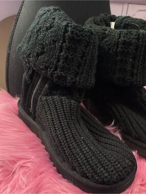 Vintage UGG Black Knit Fold-Over Ankle Boots